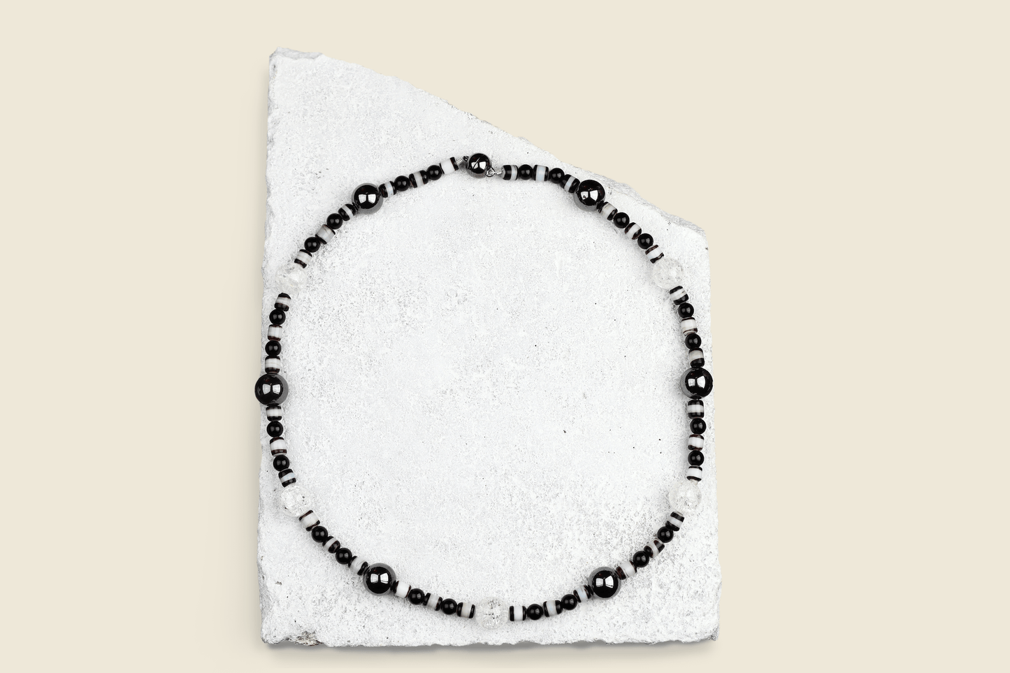 Halsband bergkristall, hematit & onyx