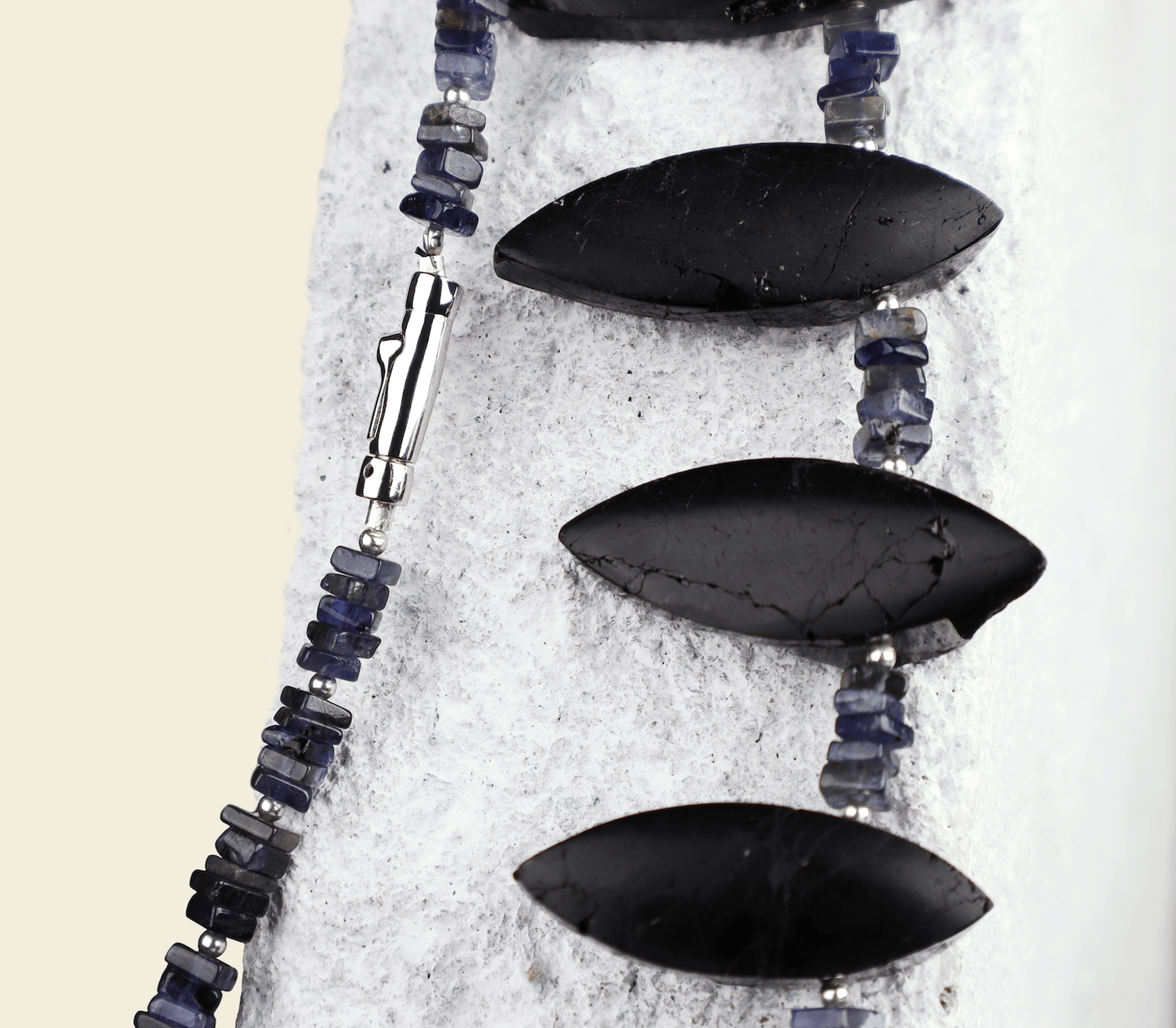 Halsband onyx & iolit