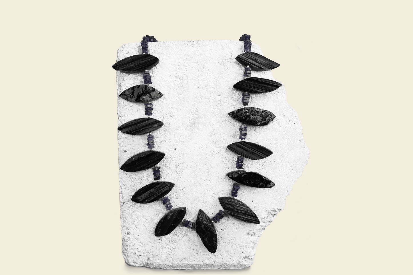 Halsband onyx & iolit