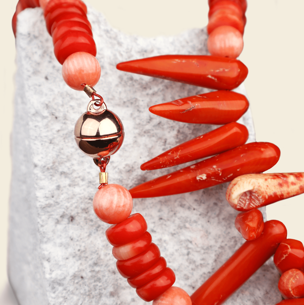 Halsband bambukorall & färgad korall