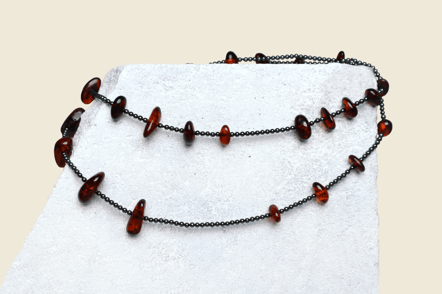 Halsband hematit & bärnsten