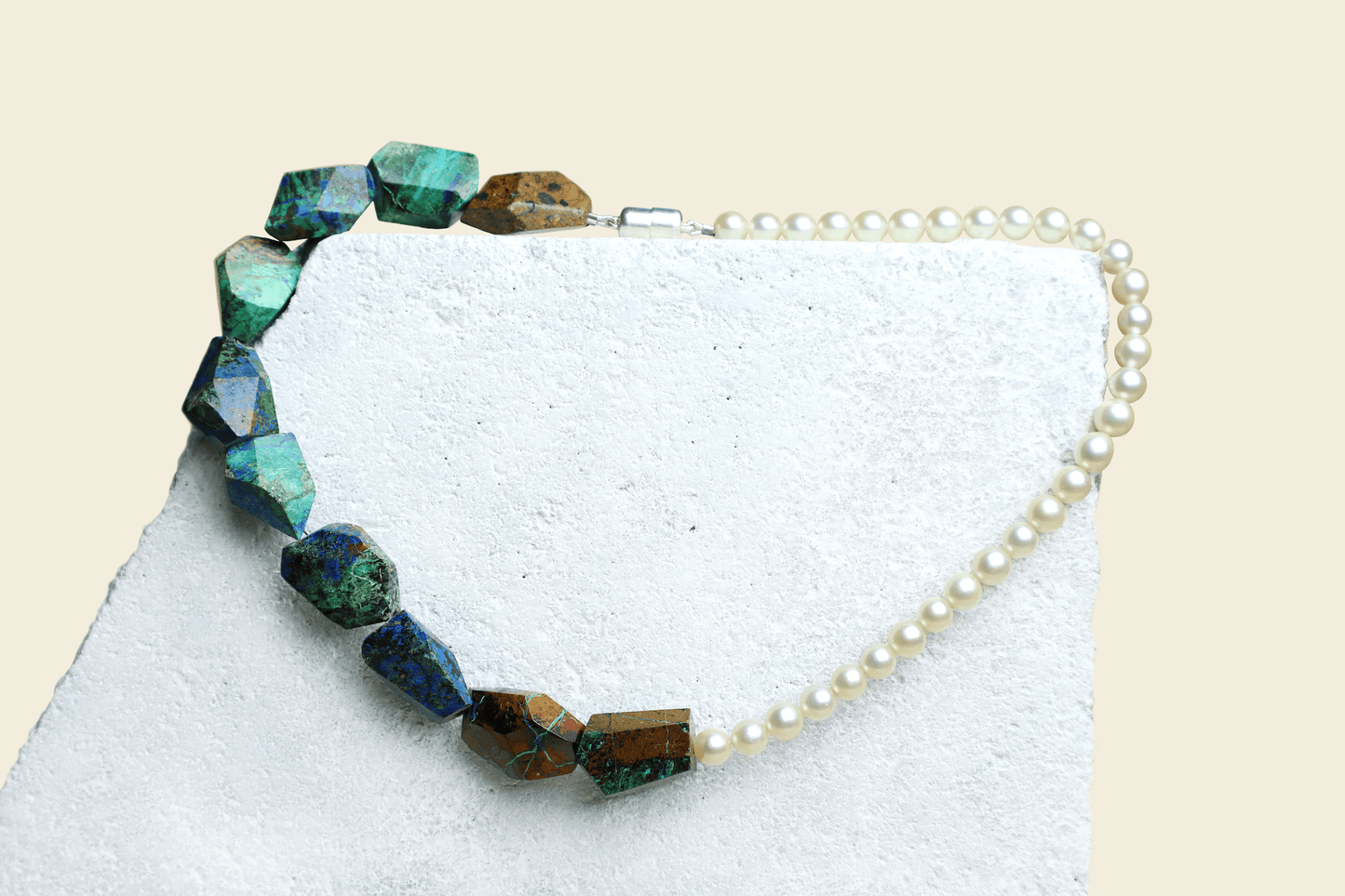Halsband malakit/azurit & saltvattenpärlor