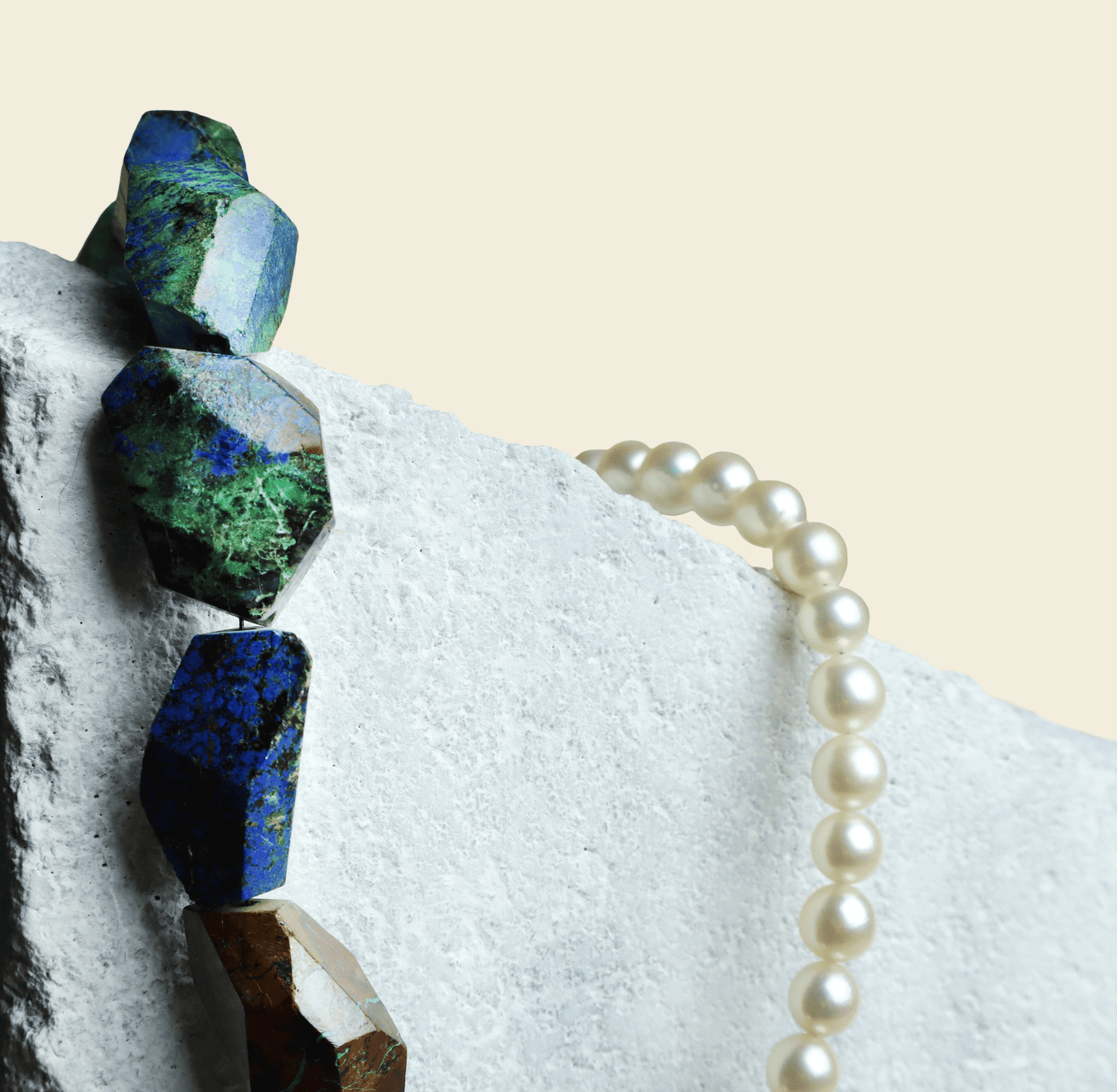 Halsband malakit/azurit & saltvattenpärlor