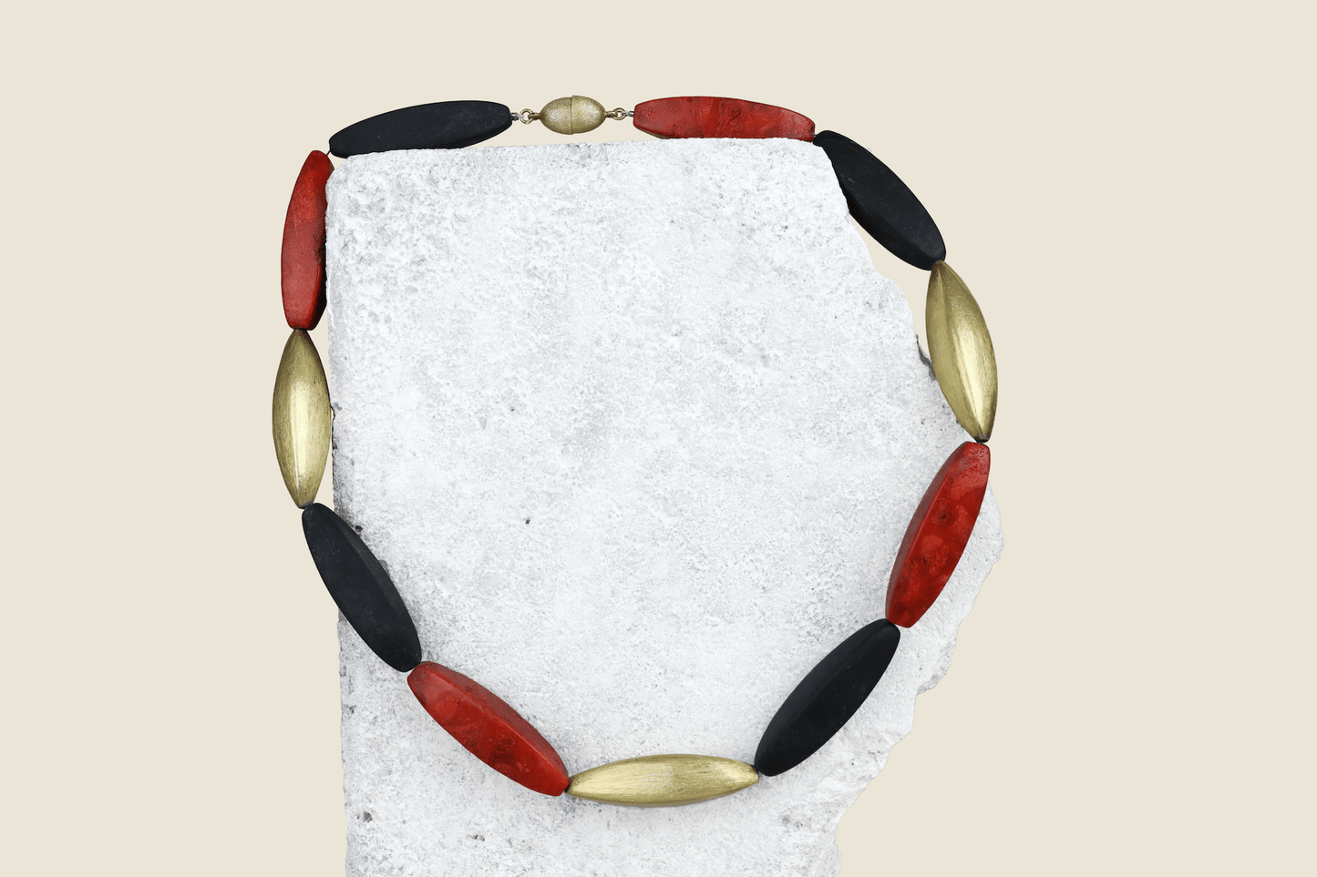 Halsband onyx & skumkorall