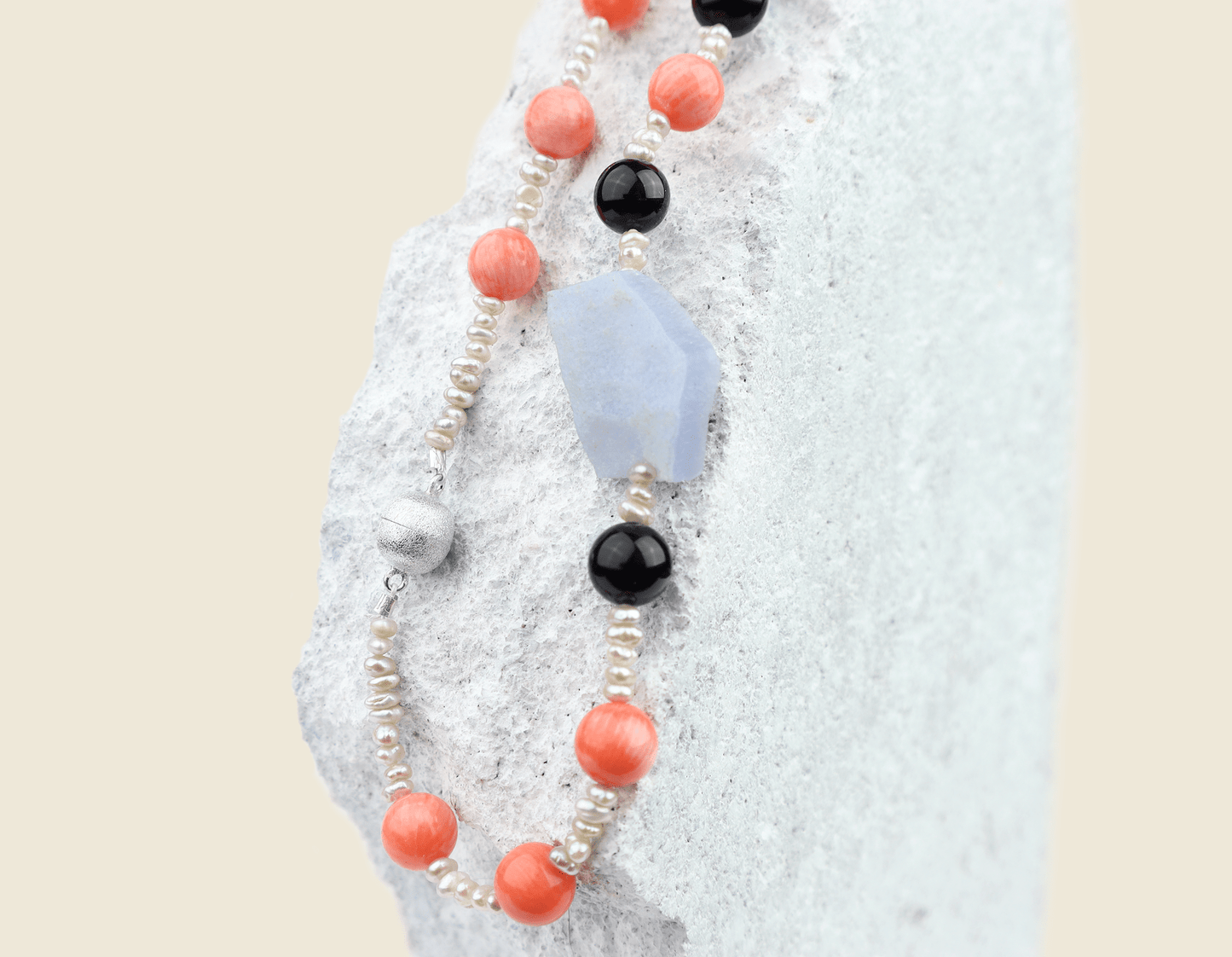 Halsband kalcedon, lapis, bambukorall, pärlor & onyx