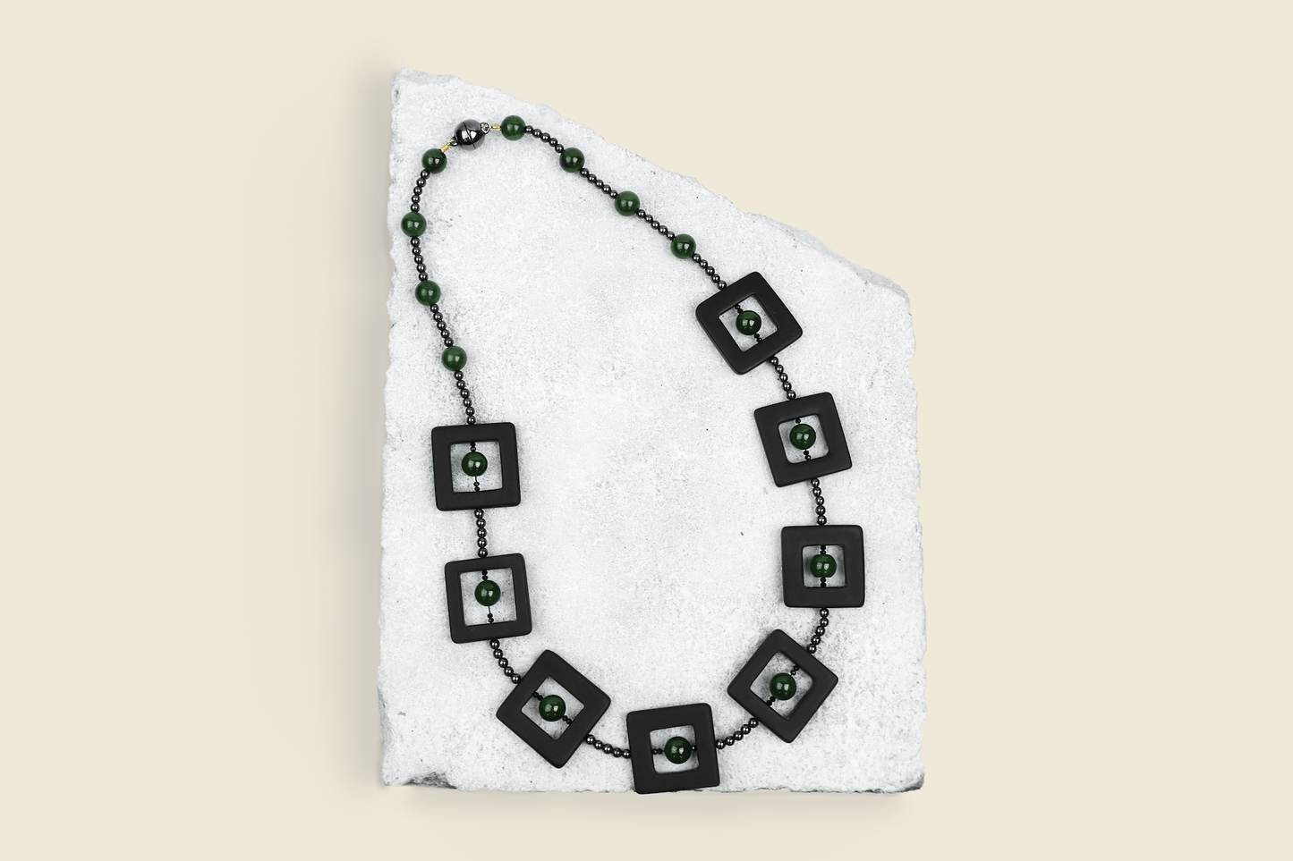 Halsband nefrit, hematit & onyx