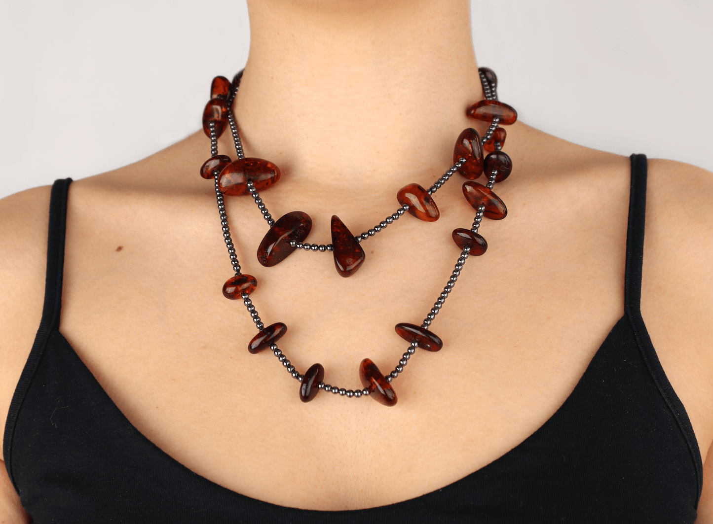 Halsband hematit & bärnsten